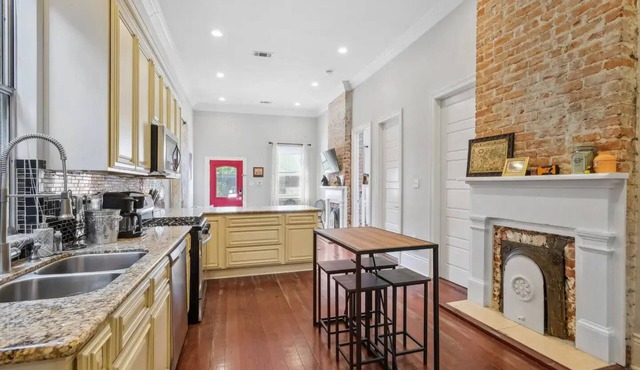 Historic NOLA Home between Magazine and Tchoupitoulas Pet Friendly