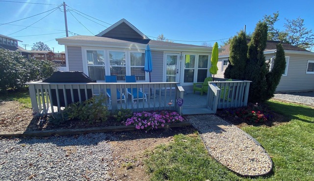 Historic Tiny Cottage just a short walk to the lake. Pet Friendly! in Russells Point