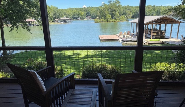 Holiday Cottage, Charming 4-bedroom cottage on Blue Creek of Lake Martin,AL