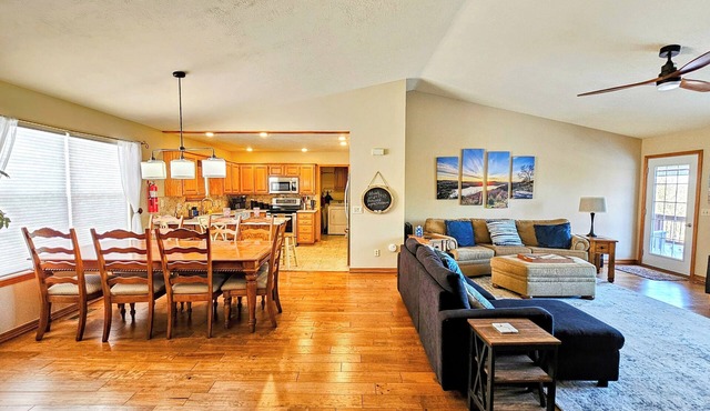 Holiday Haven On The Island! Sleeps 12! Fire pit! 6-Seater Golf Cart Included! in Eureka Springs