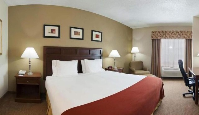 Holiday Inn Express Hotel & Suites by IHG