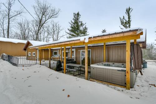 Home Theater & Hot Tub! Home Near Higgins Lake