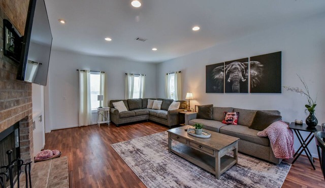 Honeysuckle Hideaway - Game Room, Outdoor Fireplace, and more!