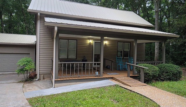 House in 3-acre woods, YMCA walkable, Hartwell 2 min, lake 10 min, Opal Retreat