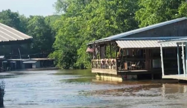 Houseboat on Poticaw Bayou!
