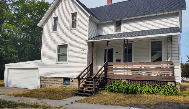 Introducing T&T's Cozy Farmhouse: Your perfect Getaway in Manistee!