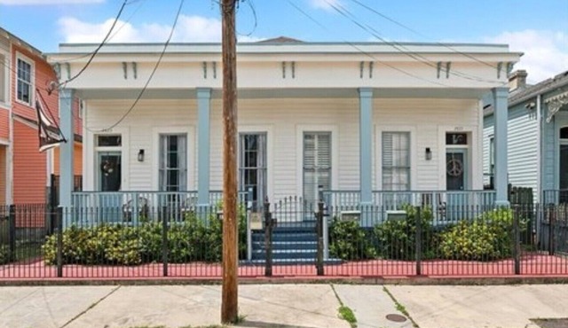 Irish Channel 2-bedroom condo within walking distance to Magazine Street!