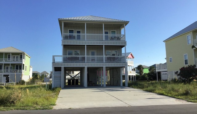June 1 - 6 Reduced! Super Easy Beach Access! Pools & Pickleball!