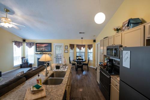 K & C Mountain View Cottage in Stone Mountain