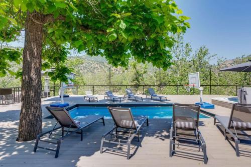Kaweah River Cabin with pool in Three Rivers