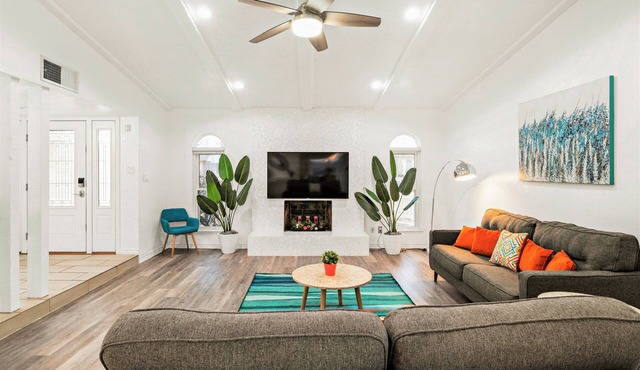 King Bed, Nice Backyard, Family Friendly, Games, Cornhole, Grill, Foosball in Plano