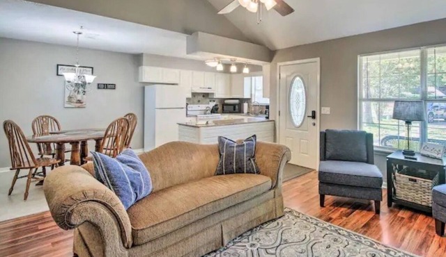 *King Bed* Peaceful Getaway Near the Reservoir