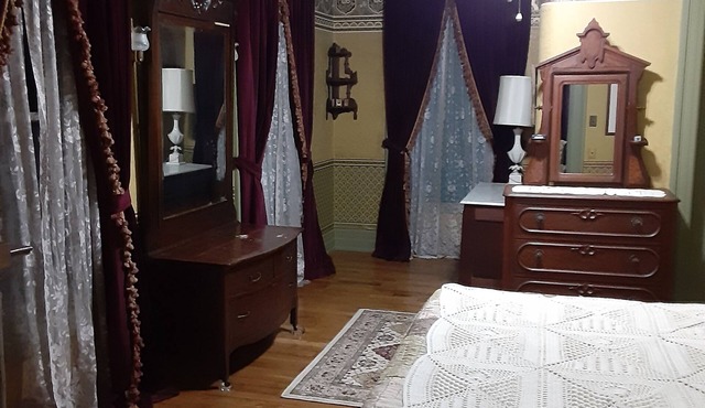 King Bed, Shared Bath, Sitting Room or Full-size Bed in Historic Victorian Inn in Toledo