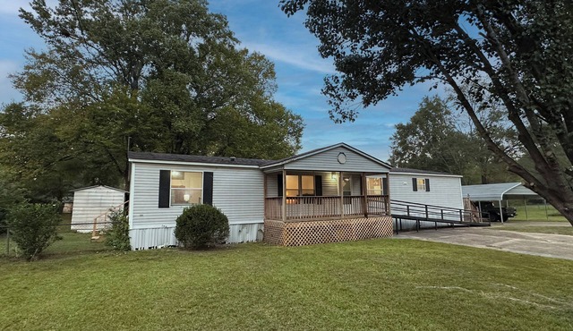 King Bed - Shop - Patios - Fenced Yard