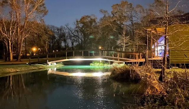 La Tortue, 1 bedroom pond-front cottage in walking distance of all things Cajun