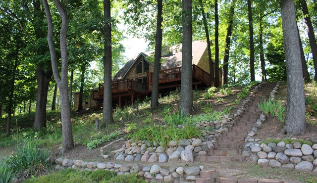 Lake House on a 4 Acre Wooded Lot With Hot Tub, wooded trails & kayaks!