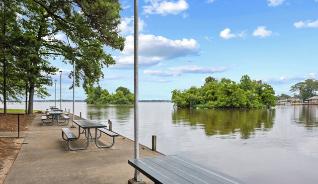 Lake House Retreat - Ski/Fish/Relax on "The Rez" in Brandon, MS