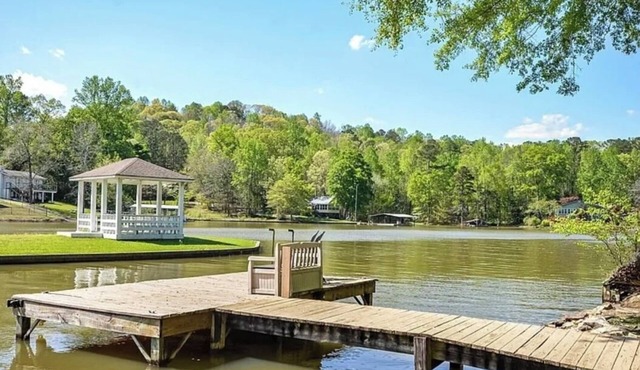 Lake Martin Waterfront-quiet cove, boat ramp, dock and fenced dog friendly yard