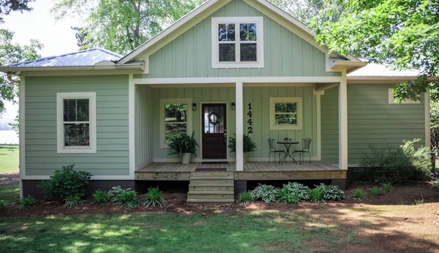 Lake Therapy, Cottage on the Water with Wifi!