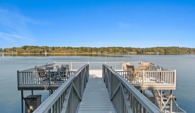 Lake Tuscaloosa home on two acres. 12 miles to University of Alabama.