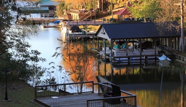 Lake Tuscaloosa Waterfront Home--great for friends, families, and Bama parents!