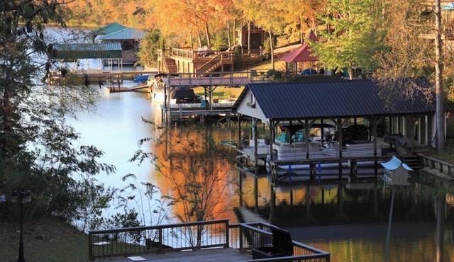 Lake Tuscaloosa Waterfront Home-great for friends, families, and Bama parents!