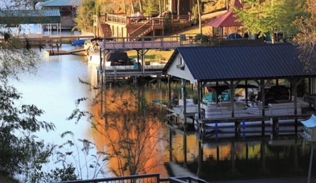 Lake Tuscaloosa Waterfront Home --great for friends, families, and Bama parents!