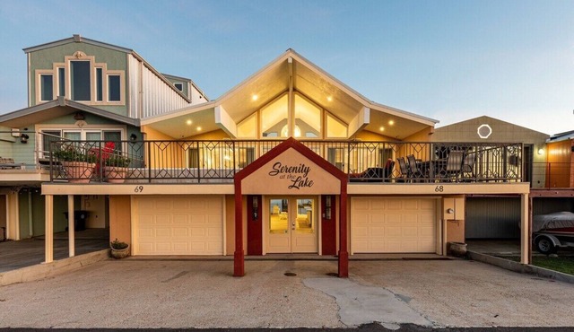 Lakefront 3BR townhouse with marina views & 2 balconies. 15 mins to FQ & Superdome.