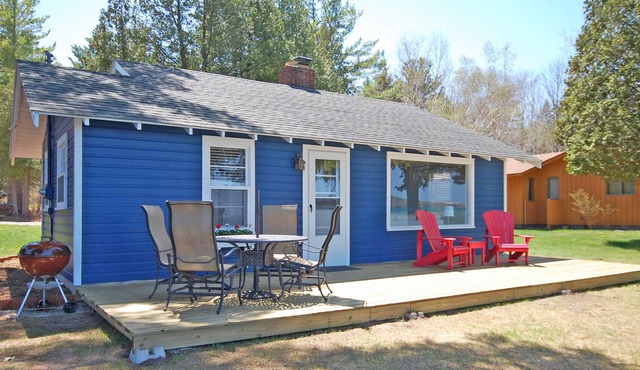 Lakefront cottage with amazing views, a spacious deck, grill, cable & dock