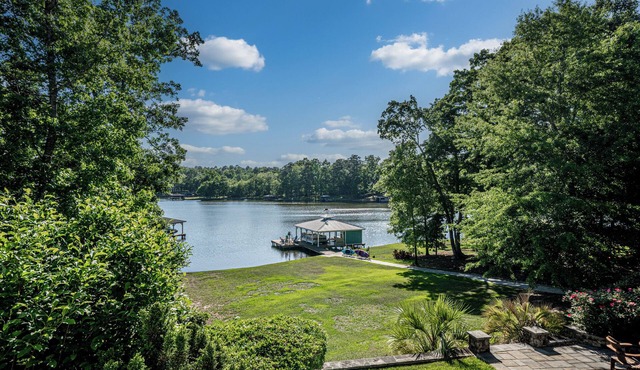 Lakefront Escape on Lake Sinclair Hot Tub Ideal for Families & Friends