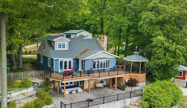 Lakefront House Great for Bachelorette Parties and Reunions
