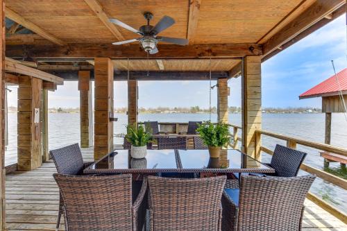 Lakefront Oscar Home w/Game Room + Boat Dock!
