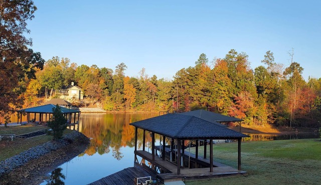 Lakefront Retreat – Sleeps 16