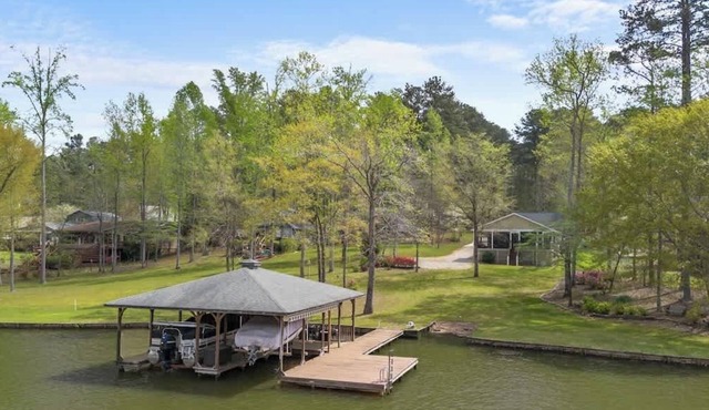 Lakeside Bungalow, Sleeps 12, Private Dock + More!