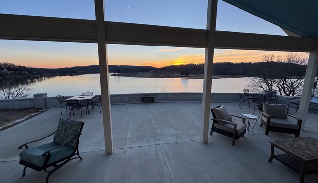 Lakeside Haven + Private Dock + Panoramic Views + Great Location on Smith Lake