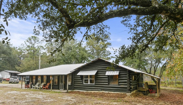Large luxury cabin on 2 ponds with VIP/Selfie Room