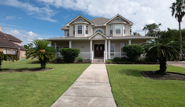 Large Mini Mansion 5 bedroom home, Bed and Breakfast