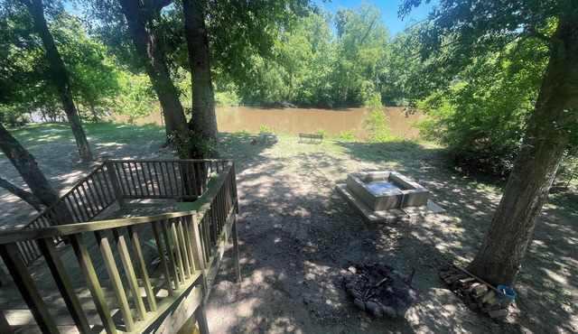 Lazy Aker Nest-river front, family fun, cold pool, stars, picnic, gatherings