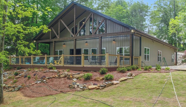 Lewis Lodge - perfect lakeside getaway on Smith Lake!