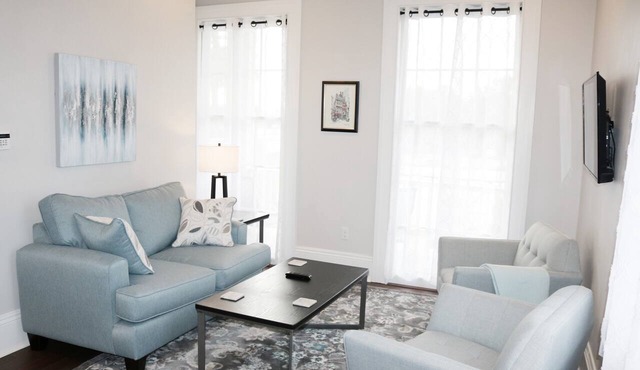 Light Filled 2BR Balcony Lower Garden District Near Streetcar