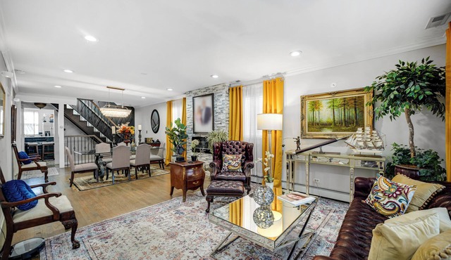 Location, large luxury house - safe and close to everything. in Chicago