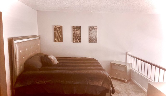 loft style unit. perfect for a relaxing getaway,15 min from shopping and more!
