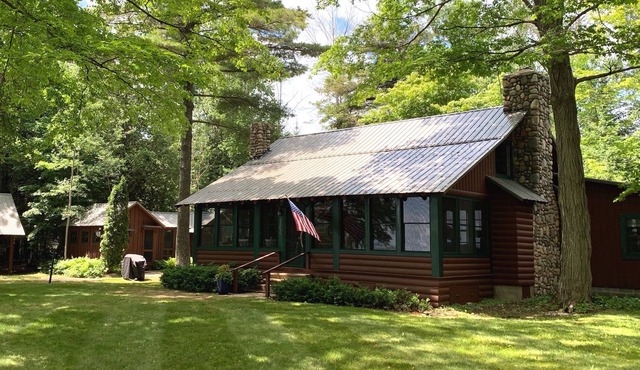 Log Cottage with Sandy Beach; Acre Lot; 1 Mile to Downtown NP