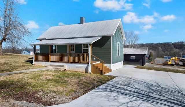 Lounges at Lynchburg Green House - within walking distance to Jack Daniels!