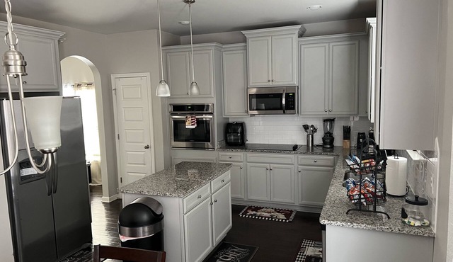 Lovely 4 Bedroom with Free Parking & Wi-Fi - 23mi from Airport