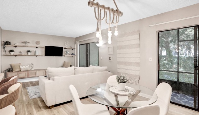 Lovely condo with pools, tennis, central AC, & washer/dryer - snowbird-friendly