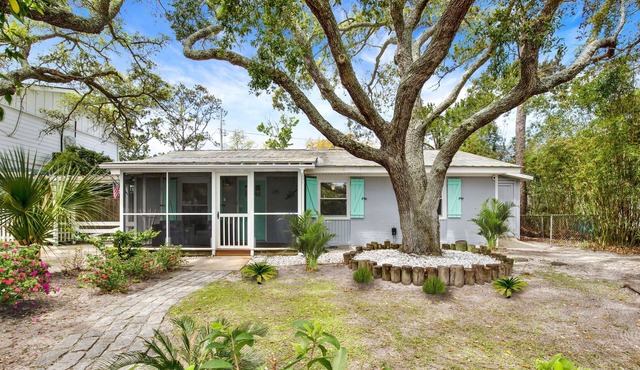 Lucky Charm | Creekfront Cottage, Screened Porch!