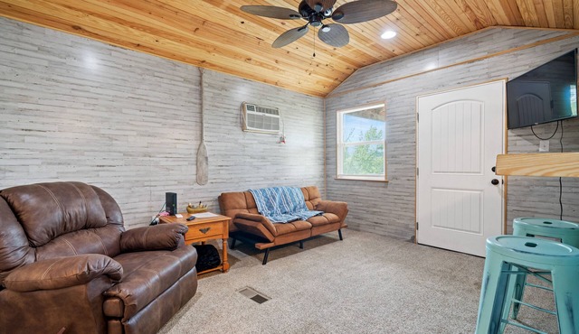 Lucky's Canoe & Kayak Cabin #2 - Caddo River Access!