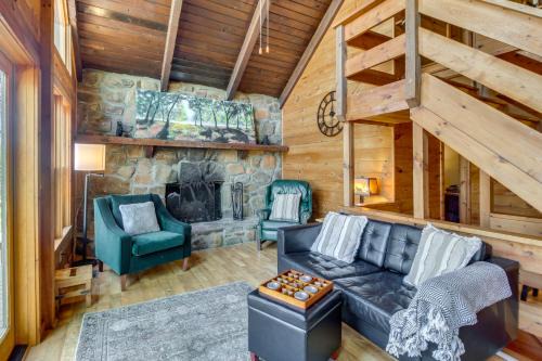 Luxe Ellijay Cabin! Grand Views, Games & Hot Tub