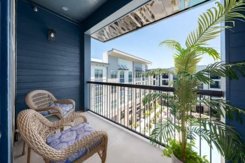 Luxury Apt with shopping and restaurants